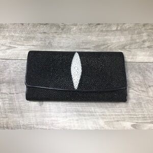 New Stingray Black Clutch with White Accent Wallet Trifold Snap Coins Organizer